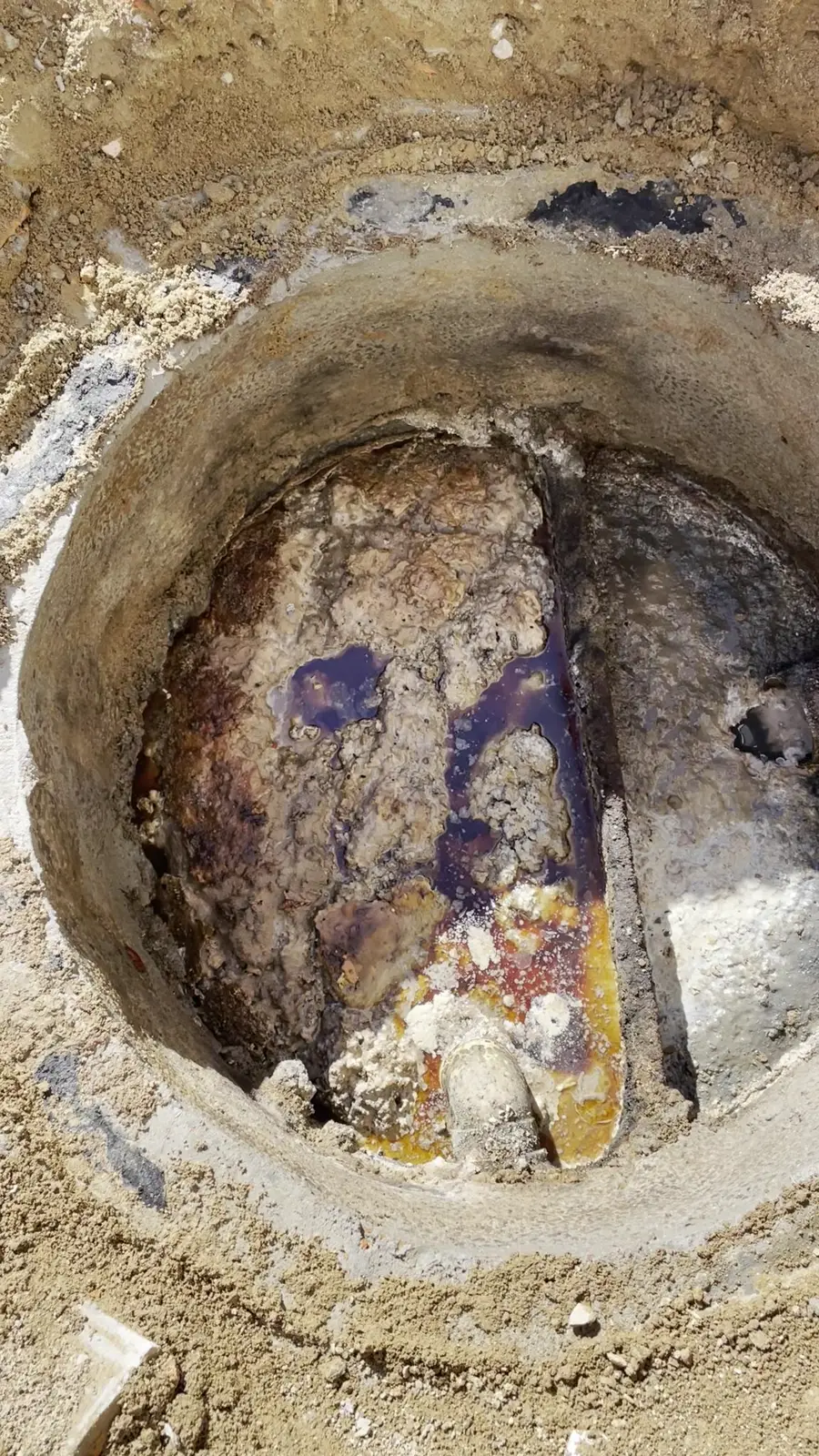 Caixa de gordura aberta com a gordura endurecida em placas na superfície