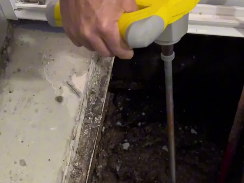 Misturador elétrico mexendo o conteúdo da caixa de gordura